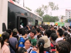 Chen nhau về Hà Nội, nhà xe tranh thủ “chặt chém”
